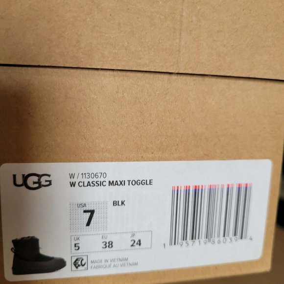 UGG Classic Maxi Toggle-Weather Ready - Picture 8 of 8